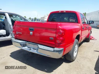 2006 Dodge Dakota SLT z VIN 1D7HE48NX6S588584, wystawiony jako IAAI lot #42348429 z przebiegiem 246 965 mil mil oraz . Historia ofert i sprzedaży dostępna na DreamBid. Obrazek 4.