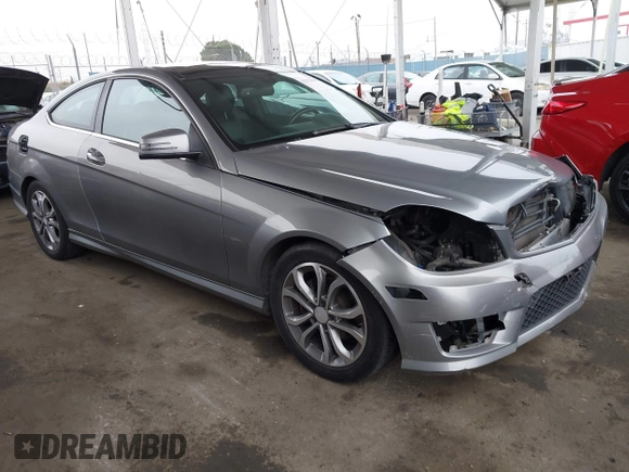2013 Mercedes-Benz C 250 z VIN WDDGJ4HB7DG068579, wystawiony jako IAAI lot #42179847 z przebiegiem 117 575 mil mil oraz . Historia ofert i sprzedaży dostępna na DreamBid. Obrazek 1.