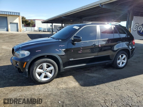 2008 BMW X5 3.0si z VIN 5UXFE43598L001053, wystawiony jako Copart lot #56243905 z przebiegiem 118 089 mil mil oraz Szkoda całkowita • Salvage title. Historia ofert i sprzedaży dostępna na DreamBid. Obrazek 1.