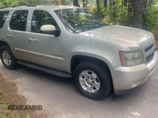 2008 Chevrolet Tahoe 1LT z VIN 1GNFC13048R113144, wystawiony jako Copart lot #59813875 z przebiegiem 223 499 mil mil oraz Czysty tytuł • Clean title. Historia ofert i sprzedaży dostępna na DreamBid. Obrazek 1.