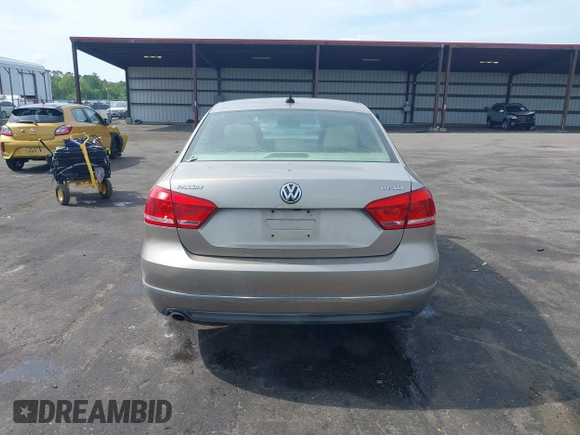 2015 Volkswagen Passat SEL Premium z VIN 1VWCV7A33FC025205, wystawiony jako IAAI lot #42098256 z przebiegiem 165 661 mil mil oraz . Historia ofert i sprzedaży dostępna na DreamBid. Obrazek 16.