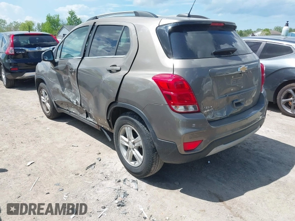 2020 Chevrolet Trax LT z VIN KL7CJLSB1LB336157, wystawiony jako IAAI lot #42258923 z przebiegiem 50 868 mil mil oraz . Historia ofert i sprzedaży dostępna na DreamBid. Obrazek 3.