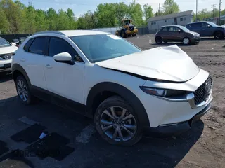2023 Mazda CX-30 S Carbon Edition z VIN 3MVDMBCM8PM516984, wystawiony jako IAAI lot #42223215 z przebiegiem 25 819 mil mil oraz . Historia ofert i sprzedaży dostępna na DreamBid. Obrazek 1.
