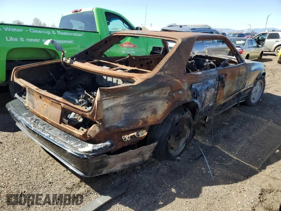 1984 Mercedes-Benz 500 z VIN WDBCA44A5EA079878, wystawiony jako Copart lot #49240915 z przebiegiem Nie podano mil oraz Nie do naprawy • Non repairable. Historia ofert i sprzedaży dostępna na DreamBid. Obrazek 3.
