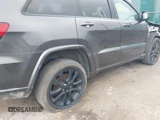 2018 Jeep Grand Cherokee Altitude z VIN 1C4RJFAGXJC190814, wystawiony jako IAAI lot #42660901 z przebiegiem 127 632 mil mil oraz . Historia ofert i sprzedaży dostępna na DreamBid. Obrazek 6.