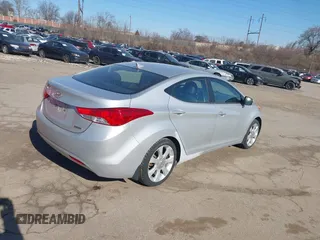 2013 Hyundai Elantra GLS z VIN KMHDH4AE5DU494992, wystawiony jako IAAI lot #41698877 z przebiegiem 56 324 mil mil oraz . Historia ofert i sprzedaży dostępna na DreamBid. Obrazek 4.
