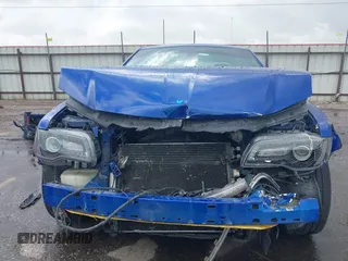 2018 Chrysler 300 S z VIN 2C3CCABG9JH269507, wystawiony jako IAAI lot #42156753 z przebiegiem 142 247 mil mil oraz . Historia ofert i sprzedaży dostępna na DreamBid. Obrazek 6.