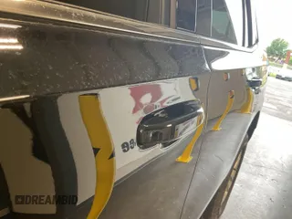 2022 Chevrolet Tahoe LS z VIN 1GNSKMKD7NR129745, wystawiony jako IAAI lot #42566236 z przebiegiem 95 126 mil mil oraz . Historia ofert i sprzedaży dostępna na DreamBid. Obrazek 20.