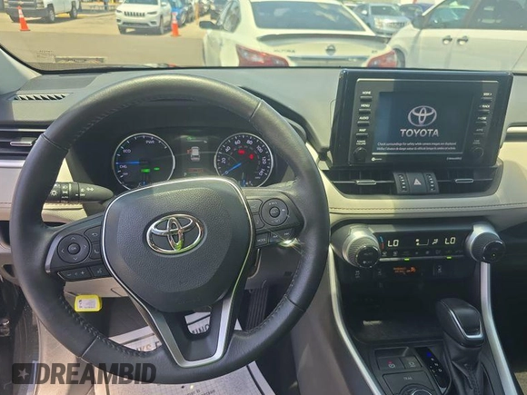 2022 Toyota RAV4 Hybrid XLE Premium z VIN 4T3B6RFVXNU071885, wystawiony jako IAAI lot #42730174 z przebiegiem 53 502 mil mil oraz . Historia ofert i sprzedaży dostępna na DreamBid. Obrazek 8.