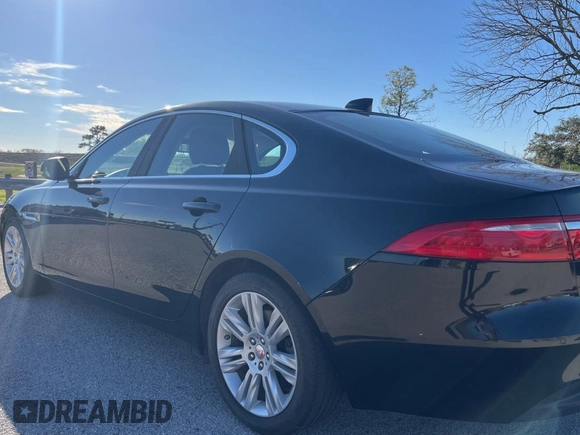 2016 Jaguar XF 35t Premium z VIN SAJBD4BV9GCY06832, wystawiony jako Copart lot #43858405 z przebiegiem 59 691 mil mil oraz Czysty tytuł • Clean title. Historia ofert i sprzedaży dostępna na DreamBid. Obrazek 3.