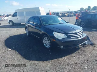 2010 Chrysler Sebring Limited z VIN 1C3CC5FB9AN158839, wystawiony jako IAAI lot #42206044 z przebiegiem 143 458 mil mil oraz . Historia ofert i sprzedaży dostępna na DreamBid. Obrazek 1.