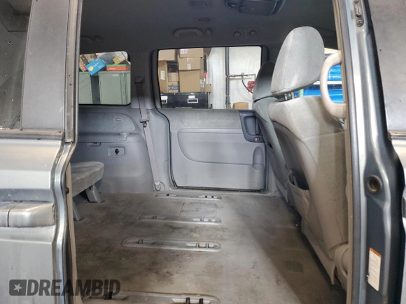 2007 Kia Sedona LX with VIN KNDMB233876120696, listed as a Copart auction lot 43963915 with 304,027 mi miles and Salvage Title. Bid and sale history available at carsss.com. Image 11.