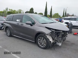 2022 Toyota Sienna LE z VIN 5TDKRKEC1NS099302, wystawiony jako IAAI lot #42243486 z przebiegiem 209 339 mil mil oraz . Historia ofert i sprzedaży dostępna na DreamBid. Obrazek 1.