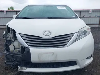 2012 Toyota Sienna XLE AAS z VIN 5TDYK3DC3CS215411, wystawiony jako IAAI lot #42333328 z przebiegiem 123 677 mil mil oraz . Historia ofert i sprzedaży dostępna na DreamBid. Obrazek 13.