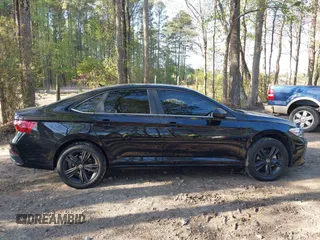 2024 Volkswagen Jetta SE z VIN 3VW7M7BU4RM033506, wystawiony jako IAAI lot #41994422 z przebiegiem 15 066 mil mil oraz . Historia ofert i sprzedaży dostępna na DreamBid. Obrazek 13.