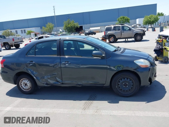 2010 Toyota Yaris z VIN JTDBT4K37A1388757, wystawiony jako IAAI lot #42137640 z przebiegiem 97 079 mil mil oraz . Historia ofert i sprzedaży dostępna na DreamBid. Obrazek 13.