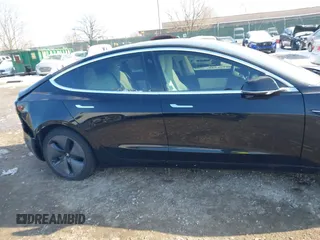 2020 Tesla Model 3 Standard Range Plus z VIN 5YJ3E1EA6LF662080, wystawiony jako IAAI lot #41410445 z przebiegiem Nie podano mil oraz . Historia ofert i sprzedaży dostępna na DreamBid. Obrazek 17.