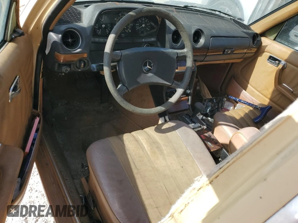 1982 Mercedes-Benz 300 D z VIN WDBAB33A7CB008365, wystawiony jako Copart lot #80248424 z przebiegiem 234 488 mil mil oraz Czysty tytuł • Clean title. Historia ofert i sprzedaży dostępna na DreamBid. Obrazek 8.