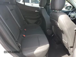 2021 Buick Encore GX Select z VIN KL4MMDSL1MB080983, wystawiony jako Copart lot #57167195 z przebiegiem Nie podano mil oraz Szkoda całkowita • Salvage title. Historia ofert i sprzedaży dostępna na DreamBid. Obrazek 11.