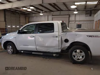 2008 Toyota Tundra Limited z VIN 5TBEV58198S476301, wystawiony jako IAAI lot #41528085 z przebiegiem 230 233 mil mil oraz . Historia ofert i sprzedaży dostępna na DreamBid. Obrazek 15.