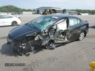 2024 Nissan Versa S z VIN 3N1CN8DV8RL927835, wystawiony jako Copart lot #59790805 z przebiegiem 9 015 mil mil oraz Szkoda całkowita • Salvage title. Historia ofert i sprzedaży dostępna na DreamBid. Obrazek 1.