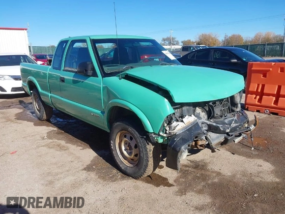 2002 Chevrolet S-10 LS with VIN 1GCDT19W228228916, listed as a IAAI auction lot 40902812 with 247,233 mi miles. Bid and sale history available at carsss.com. Image 1.