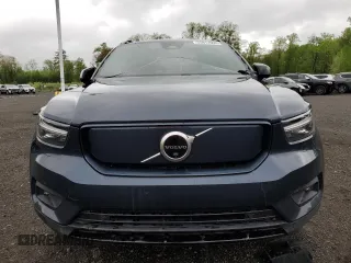2022 Volvo XC40 Twin Plus z VIN YV4ED3UR2N2674275, wystawiony jako Copart lot #55912995 z przebiegiem Nie podano mil oraz Tytuł czysty. Historia ofert i sprzedaży dostępna na DreamBid. Obrazek 5.