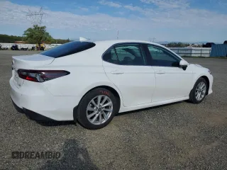 2024 Toyota Camry LE z VIN 4T1C11AK1RU257623, wystawiony jako Copart lot #50471135 z przebiegiem 8 055 mil mil oraz Szkoda całkowita • Salvage title. Historia ofert i sprzedaży dostępna na DreamBid. Obrazek 3.