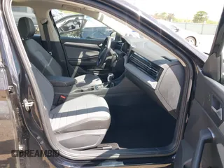 2025 Volkswagen Jetta SE z VIN 3VW7X7BU5SM016937, wystawiony jako IAAI lot #42416412 z przebiegiem 10 385 mil mil oraz . Historia ofert i sprzedaży dostępna na DreamBid. Obrazek 5.