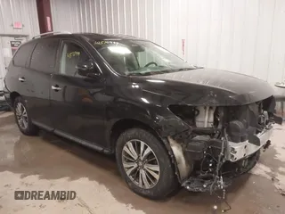 2019 Nissan Pathfinder S z VIN 5N1DR2MMXKC634221, wystawiony jako IAAI lot #41576999 z przebiegiem 883 695 mil mil oraz . Historia ofert i sprzedaży dostępna na DreamBid. Obrazek 1.