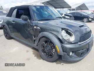 2012 MINI Convertible S z VIN WMWZP3C54CT250689, wystawiony jako IAAI lot #41928624 z przebiegiem 126 442 mil mil oraz . Historia ofert i sprzedaży dostępna na DreamBid. Obrazek 1.