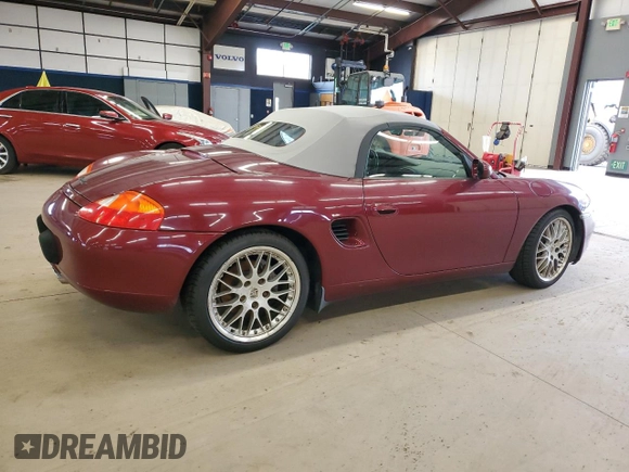 1999 Porsche Boxster z VIN WP0CA298XXU626611, wystawiony jako Copart lot #50950385 z przebiegiem 101 051 mil mil oraz Czysty tytuł • Clean title. Historia ofert i sprzedaży dostępna na DreamBid. Obrazek 3.