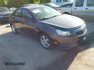 2014 Chevrolet Cruze 1LT z VIN 1G1PC5SB5E7346408, wystawiony jako IAAI lot #42259641 z przebiegiem 98 459 mil mil oraz . Historia ofert i sprzedaży dostępna na DreamBid. Obrazek 1.