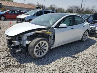 2021 Tesla Model 3 Standard Range Plus z VIN 5YJ3E1EA8MF915627, wystawiony jako Copart lot #53030515 z przebiegiem 39 823 mil mil oraz Szkody całkowita. Historia ofert i sprzedaży dostępna na DreamBid. Obrazek 1.