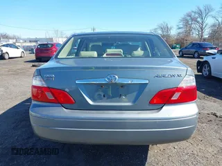 2004 Toyota Avalon XL z VIN 4T1BF28B84U389084, wystawiony jako IAAI lot #41839240 z przebiegiem 140 435 mil mil oraz . Historia ofert i sprzedaży dostępna na DreamBid. Obrazek 16.