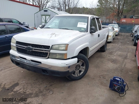2006 Chevrolet Silverado 1500 LT2 with VIN 2GCEK19B761109126, listed as a IAAI auction lot 41681380 with 335,592 mi miles. Bid and sale history available at carsss.com. Image 2.