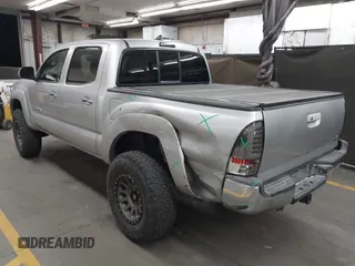 2013 Toyota Tacoma z VIN 3TMLU4EN0DM123507, wystawiony jako IAAI lot #42691592 z przebiegiem 100 894 mil mil oraz . Historia ofert i sprzedaży dostępna na DreamBid. Obrazek 3.