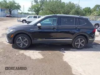 2024 Volkswagen Tiguan Wolfsburg Edition z VIN 3VV6B7AX1RM215178, wystawiony jako IAAI lot #42080886 z przebiegiem 6 914 mil mil oraz . Historia ofert i sprzedaży dostępna na DreamBid. Obrazek 14.