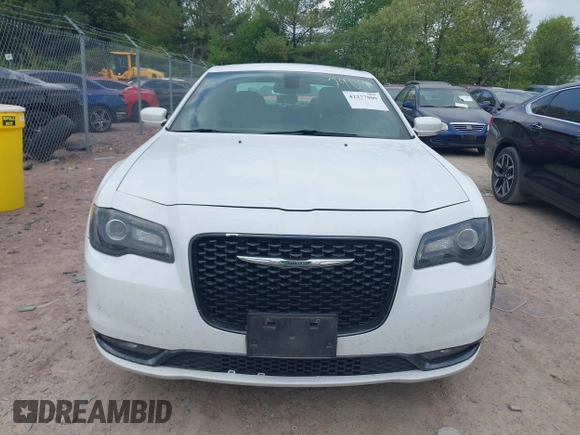 2015 Chrysler 300 S z VIN 2C3CCAGG1FH892300, wystawiony jako IAAI lot #42277909 z przebiegiem 102 538 mil mil oraz . Historia ofert i sprzedaży dostępna na DreamBid. Obrazek 12.