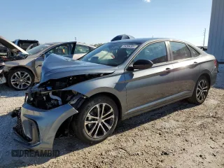2025 Volkswagen Jetta Sport z VIN 3VWBX7BU3SM031415, wystawiony jako Copart lot #52972915 z przebiegiem 7 591 mil mil oraz Szkoda całkowita • Salvage title. Historia ofert i sprzedaży dostępna na DreamBid. Obrazek 1.
