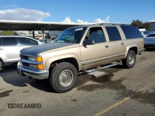 1996 Chevrolet Suburban z VIN 3GNGK26JXTG107228, wystawiony jako Copart lot #44741195 z przebiegiem 172 053 mil mil oraz Czysty tytuł • Clean title. Historia ofert i sprzedaży dostępna na DreamBid. Obrazek 1.