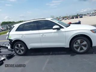 2025 Audi Q5 Premium с VIN WA1ABAFY3S2050913, выставлен на аукционе IAAI как лот 42403495 с пробегом 1 673 миль миль и . История ставок и продаж доступна на DreamBid. Изображение 14.
