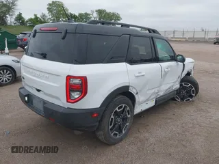 2024 Ford Bronco Sport Outer Banks z VIN 3FMCR9C66RRE99306, wystawiony jako IAAI lot #42293007 z przebiegiem 6 492 mil mil oraz . Historia ofert i sprzedaży dostępna na DreamBid. Obrazek 4.