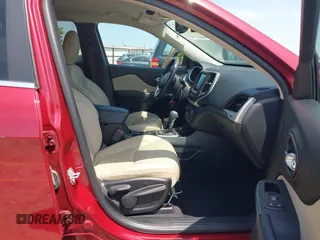 2017 Jeep Cherokee High Altitude z VIN 1C4PJMDS5HW510819, wystawiony jako IAAI lot #42447600 z przebiegiem 25 083 mil mil oraz . Historia ofert i sprzedaży dostępna na DreamBid. Obrazek 5.