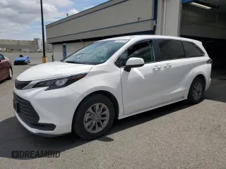 2024 Toyota Sienna LE z VIN 5TDKSKFC5RS123240, wystawiony jako Copart lot #57221015 z przebiegiem 18 269 mil mil oraz Czysty tytuł • Clean title. Historia ofert i sprzedaży dostępna na DreamBid. Obrazek 1.
