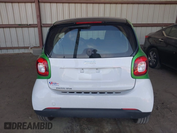 2017 Smart fortwo Pure z VIN WMEFJ9BA8HK231165, wystawiony jako IAAI lot #42238753 z przebiegiem 31 242 mil mil oraz . Historia ofert i sprzedaży dostępna na DreamBid. Obrazek 16.