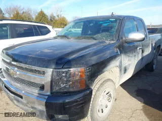 2011 Chevrolet Silverado 1500 LT with VIN 1GCRCSE09BZ421152, listed as a IAAI auction lot 41656671 with 272,927 mi miles. Bid and sale history available at carsss.com. Image 2.