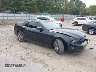 2014 Ford Mustang V6 with VIN 1ZVBP8EM4E5263548, listed as a IAAI auction lot 40331377 with 71,505 mi miles. Bid and sale history available at carsss.com. Image 1.