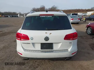 2013 Volkswagen Touareg Exec с VIN WVGEF9BP0DD006992, выставлен на аукционе IAAI как лот 41800140 с пробегом 177 299 миль миль и . История ставок и продаж доступна на DreamBid. Изображение 16.
