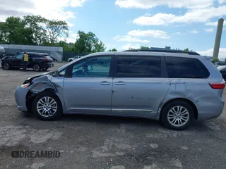 2017 Toyota Sienna XLE Auto Access Seat z VIN 5TDYZ3DC9HS819788, wystawiony jako IAAI lot #42296376 z przebiegiem 77 094 mil mil oraz . Historia ofert i sprzedaży dostępna na DreamBid. Obrazek 6.